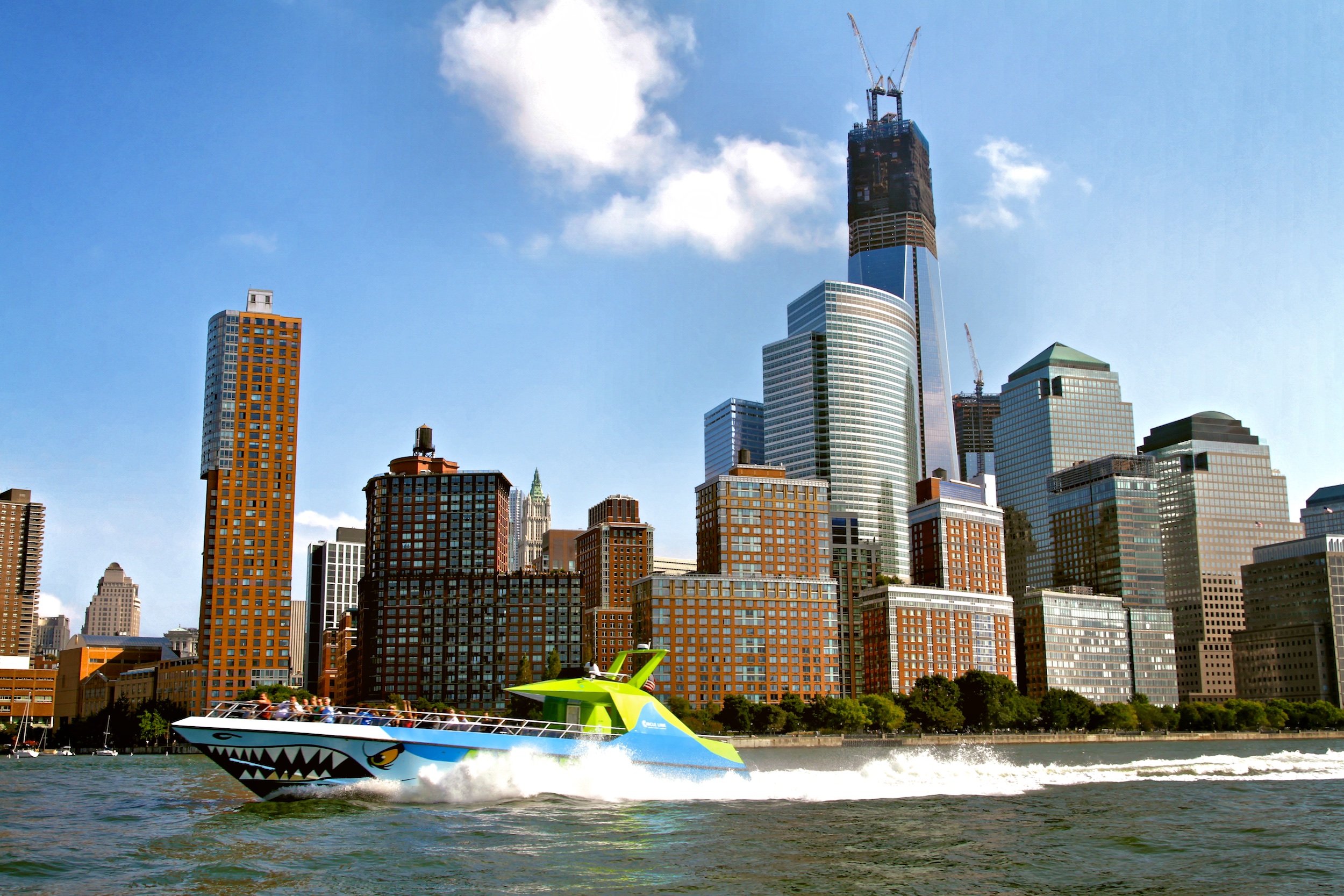 Battery Park City mit Speedboot