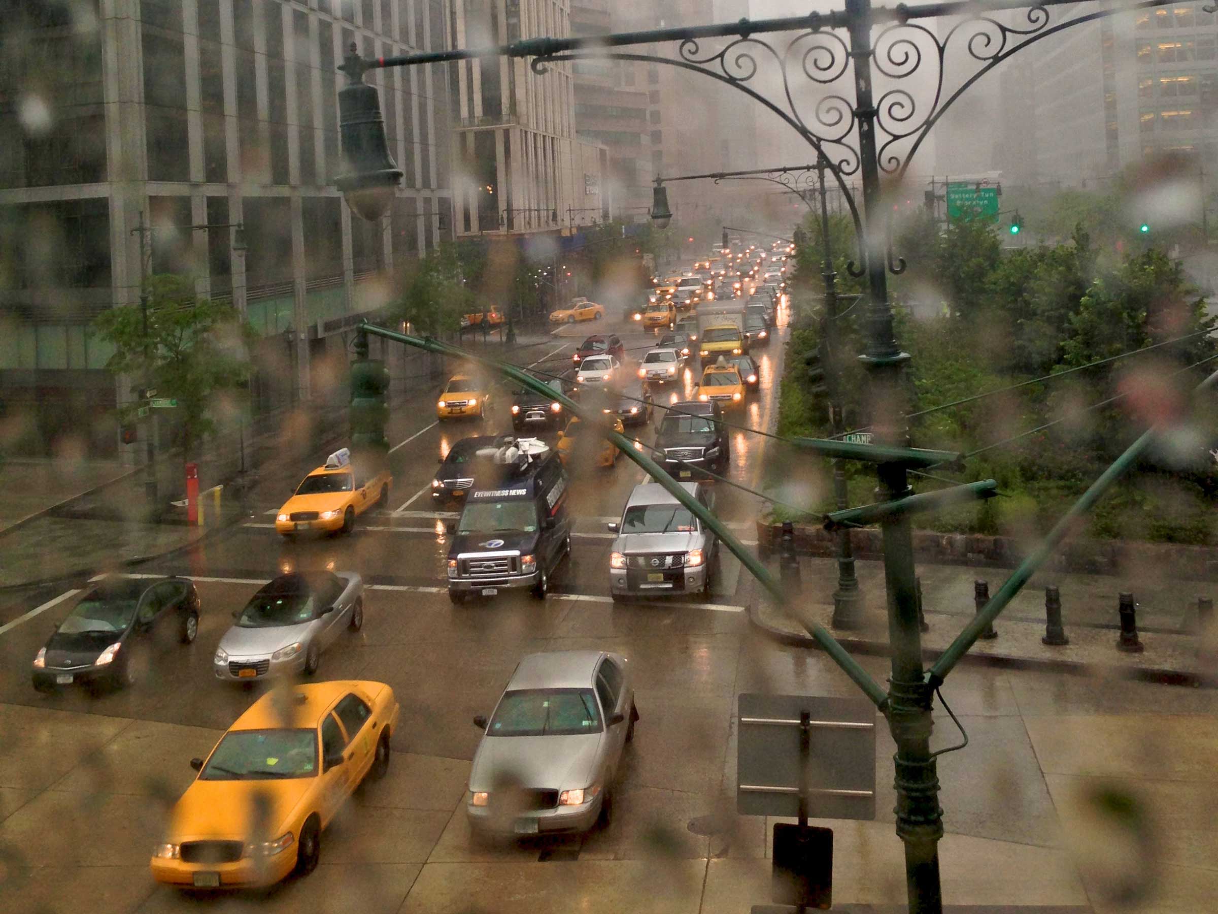Eine Seite der West Street bei Regen in New York City