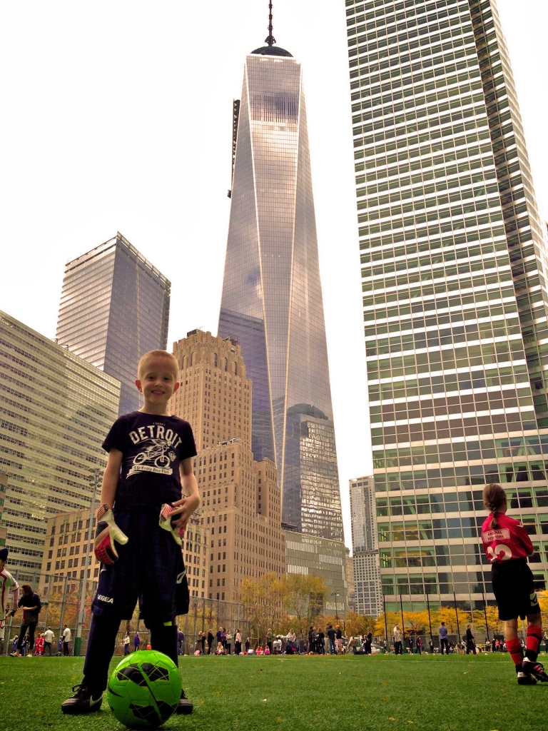 Fußball spielen in Battery Park