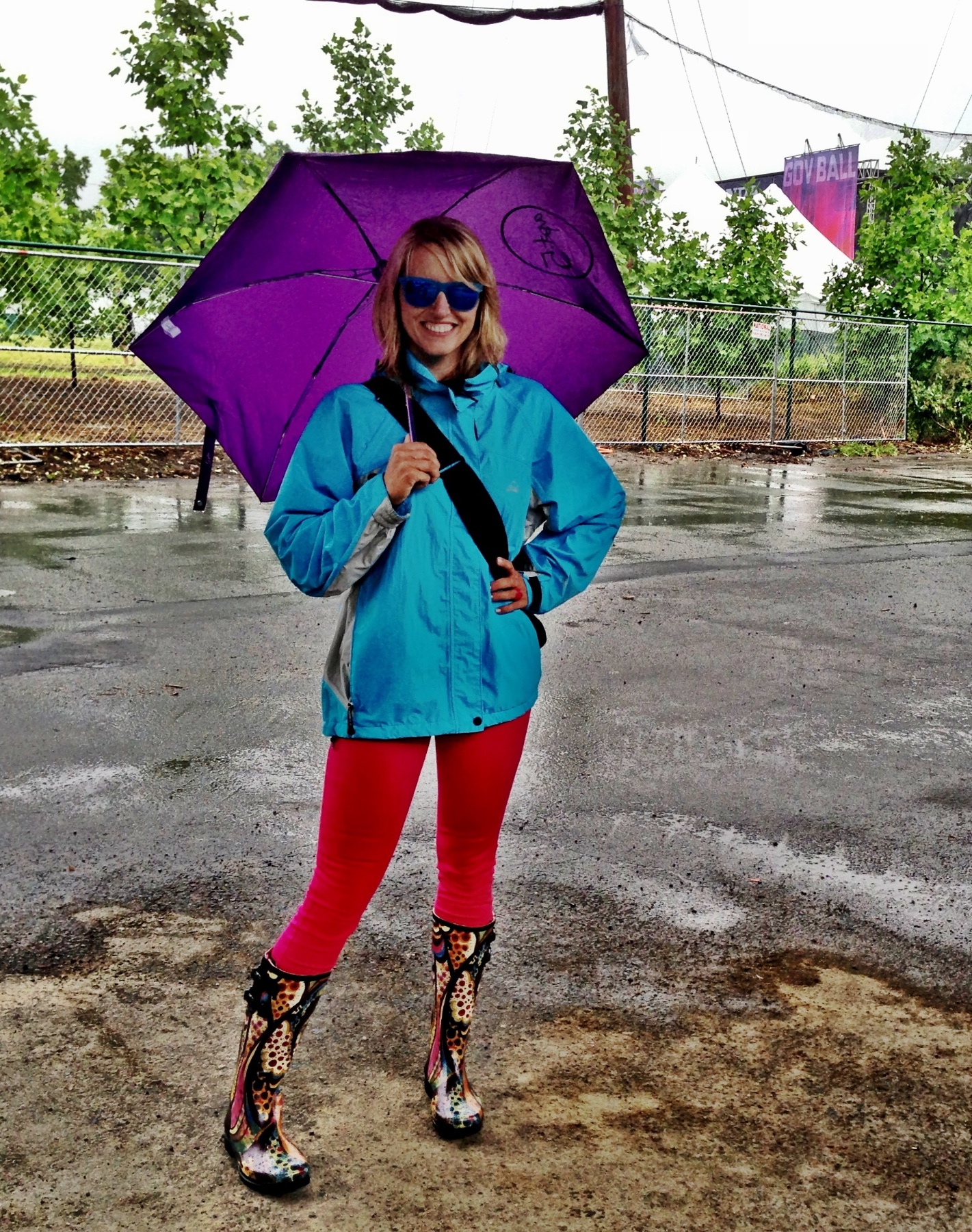 Kris in schicker New Yorker Regen-Montur