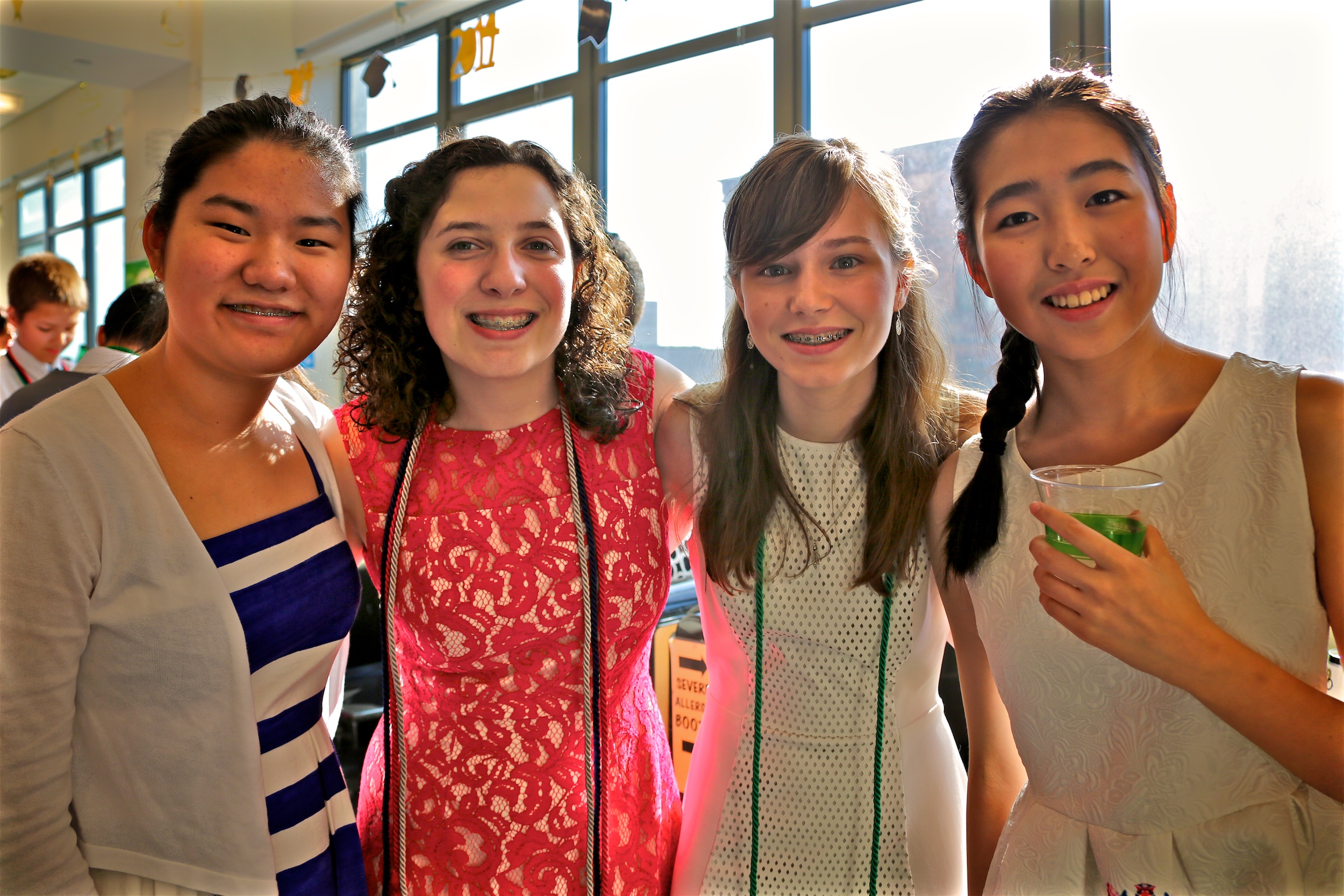 Anjella mit ihren Freundinnen