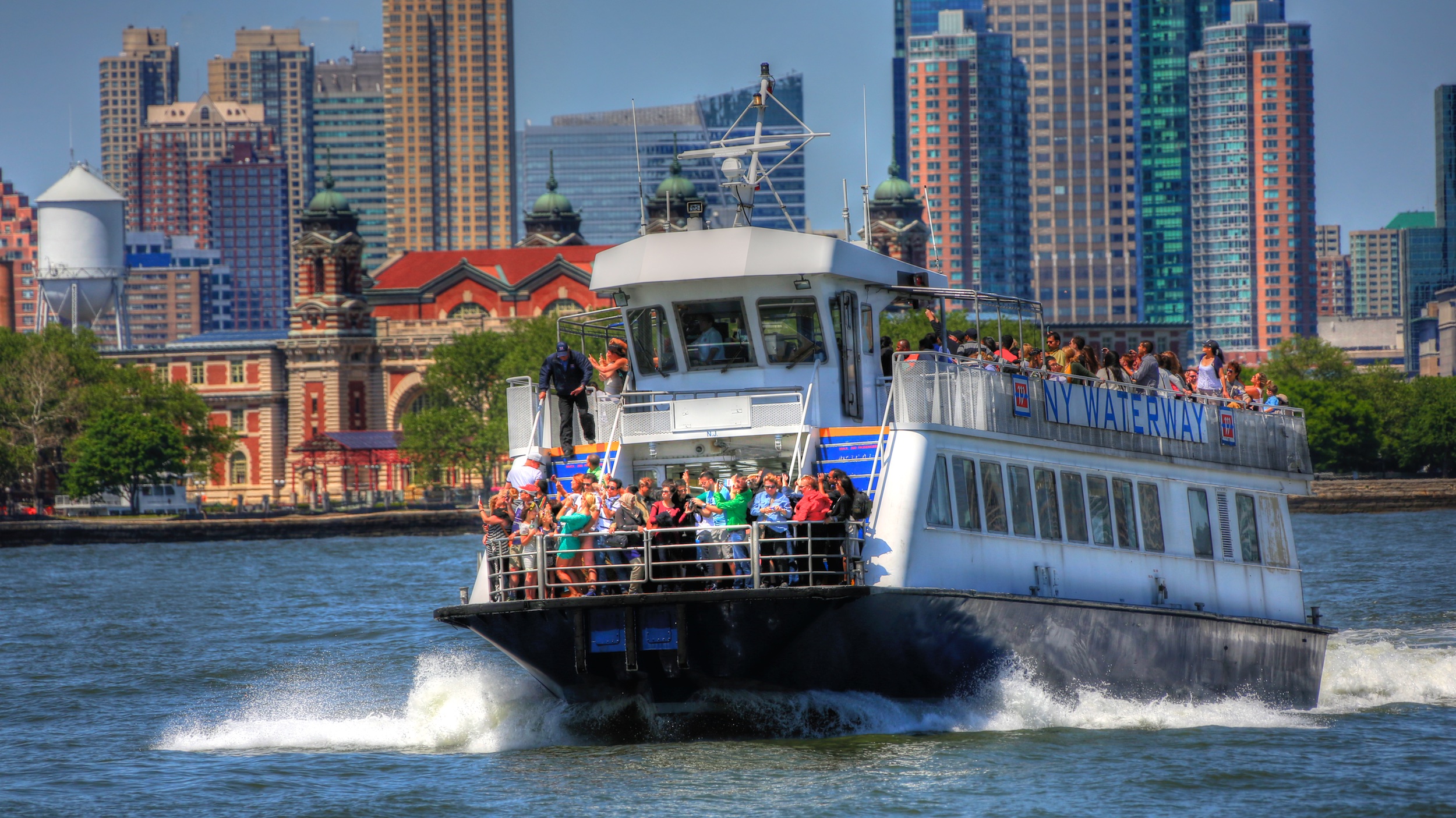 Touristen auf einer NY Waterways Fähre