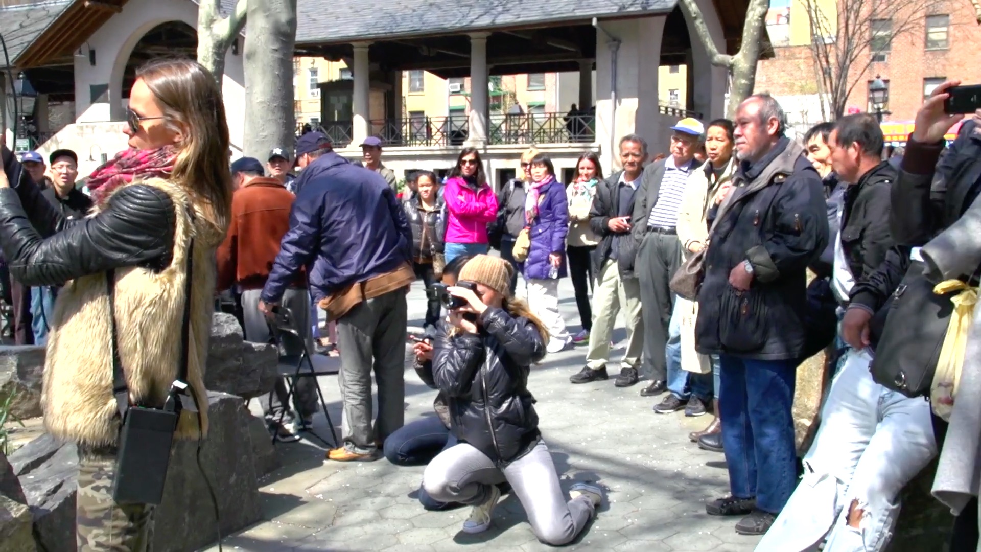 Vic umringt von Chinesen